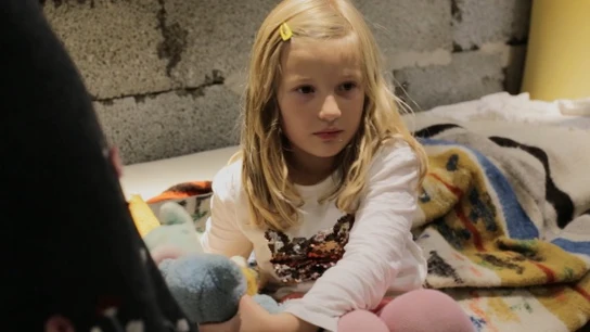 Niña en la casa siria de su tienda Niña en la casa siria de su tienda