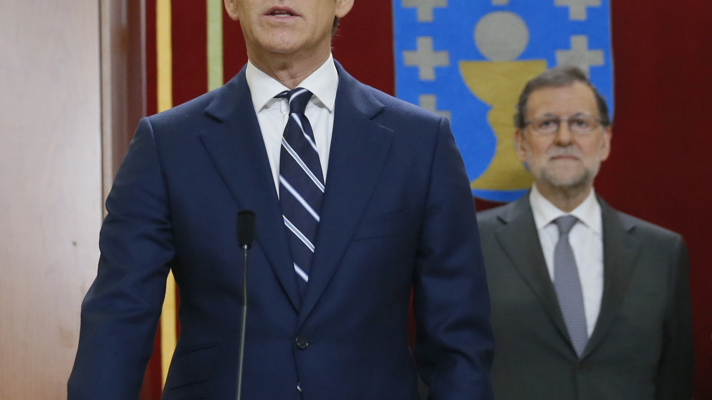 Alberto Núñez Feijóo, promete su cargo como presidente de la Xunta de Galicia, en presencia del presidente del Gobierno, Mariano Rajoy