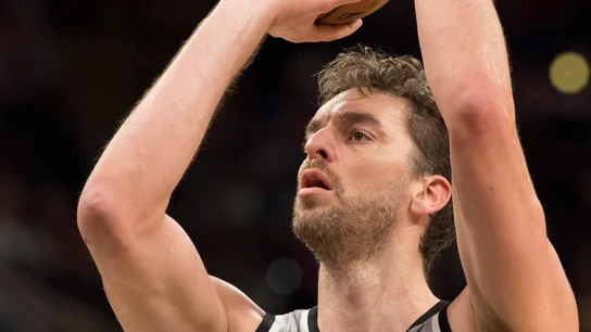 Pau Gasol lanza un tiro libre Pau Gasol lanza un tiro libre