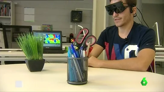 Frame 0.696981 de: Crean unas gafas 3D que permitirían a los ciegos 'ver' a través del oído: "Detectan lo que tengo delante de mí y lo traducen a sonido" Frame 0.696981 de: Crean unas gafas 3D que permitirían a los ciegos 'ver' a través del oído: "Detectan lo que tengo delante de mí y lo traducen a sonido"