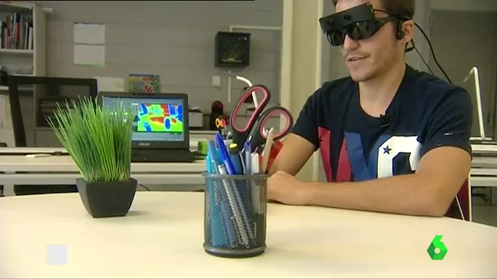 Frame 0.696981 de: Crean unas gafas 3D que permitirían a los ciegos 'ver' a través del oído: "Detectan lo que tengo delante de mí y lo traducen a sonido"