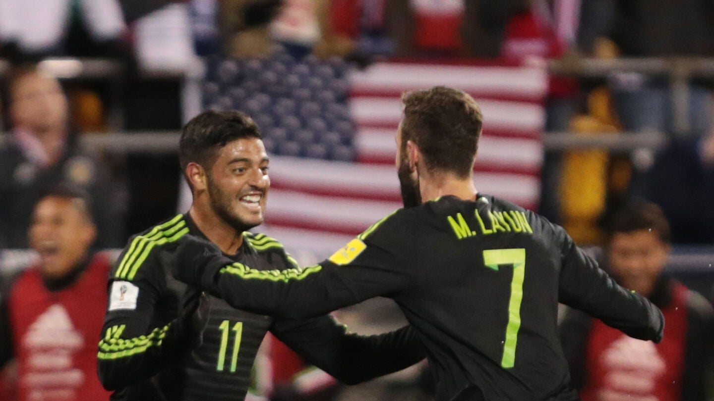 Carlos Vela y Layun celebran uno de los goles de M&eacute;xico