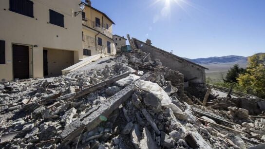 Una vivienda derruida en Castelluccio di Norcia, Italia, tras un terremoto (Archivo)