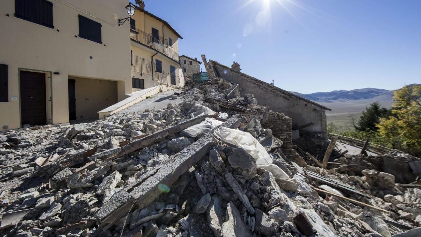 Una vivienda derruida en Castelluccio di Norcia, Italia, tras un terremoto (Archivo)