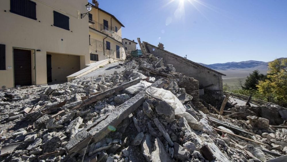 Una vivienda derruida en Castelluccio di Norcia, Italia, tras un terremoto (Archivo)