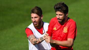 Sergio Ramos y Piqué, durante un entrenamiento de la Selección