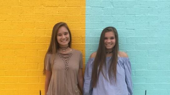 Reese Hebert (dcha) junto a una amiga en una imagen publicada en su Twitter