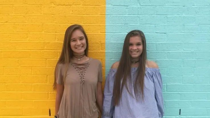 Reese Hebert (dcha) junto a una amiga en una imagen publicada en su Twitter Reese Hebert (dcha) junto a una amiga en una imagen publicada en su Twitter