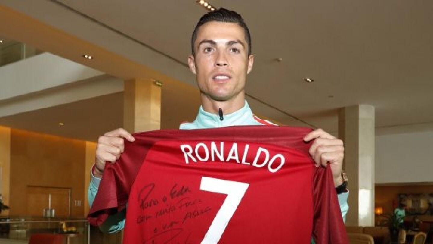 Cristiano Ronaldo con la camiseta firmada para Edu Ferreira