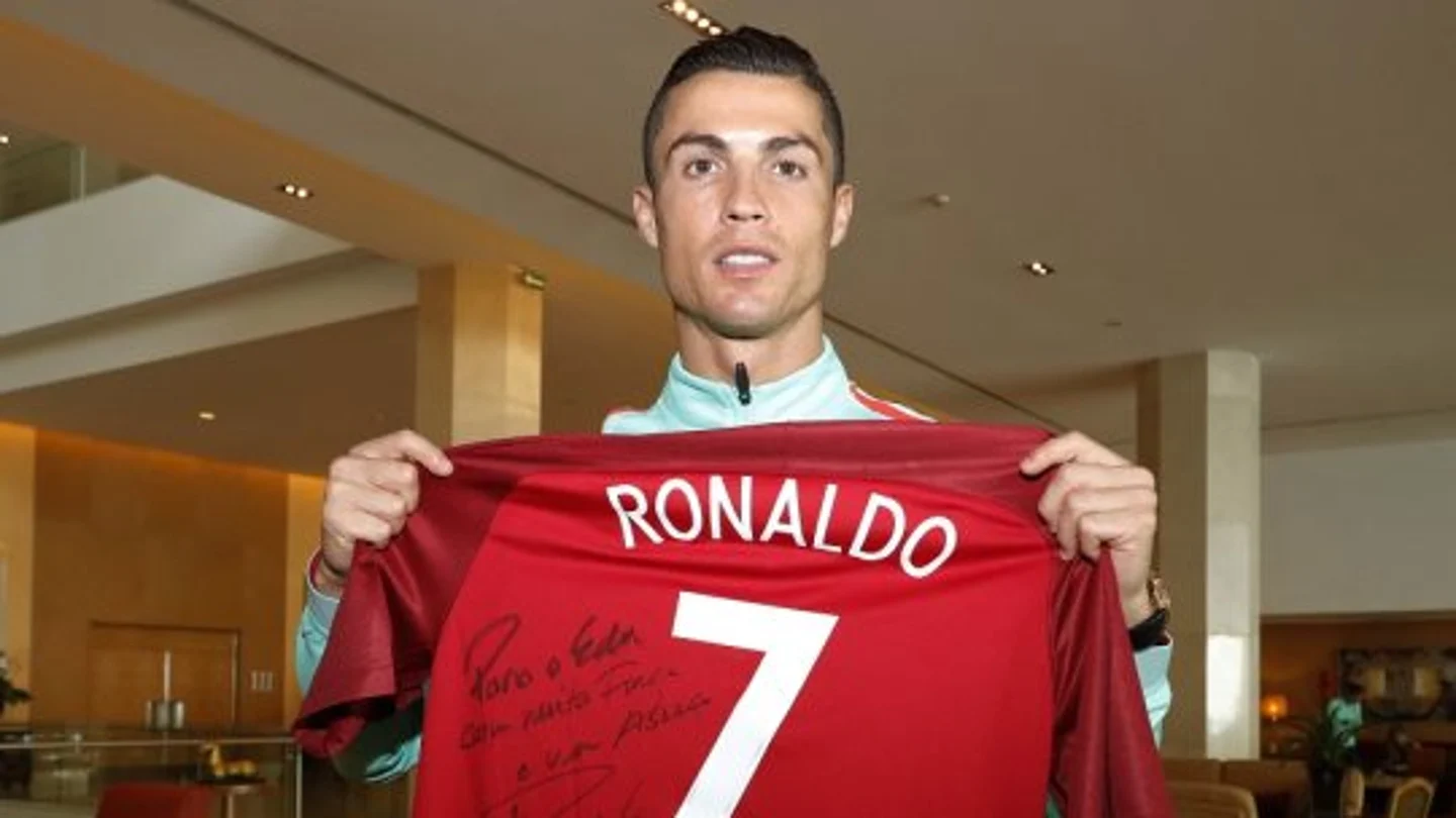 Cristiano Ronaldo con la camiseta firmada para Edu Ferreira Cristiano Ronaldo con la camiseta firmada para Edu Ferreira