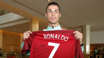 Cristiano Ronaldo con la camiseta firmada para Edu Ferreira