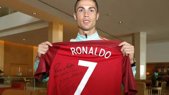 Cristiano Ronaldo con la camiseta firmada para Edu Ferreira