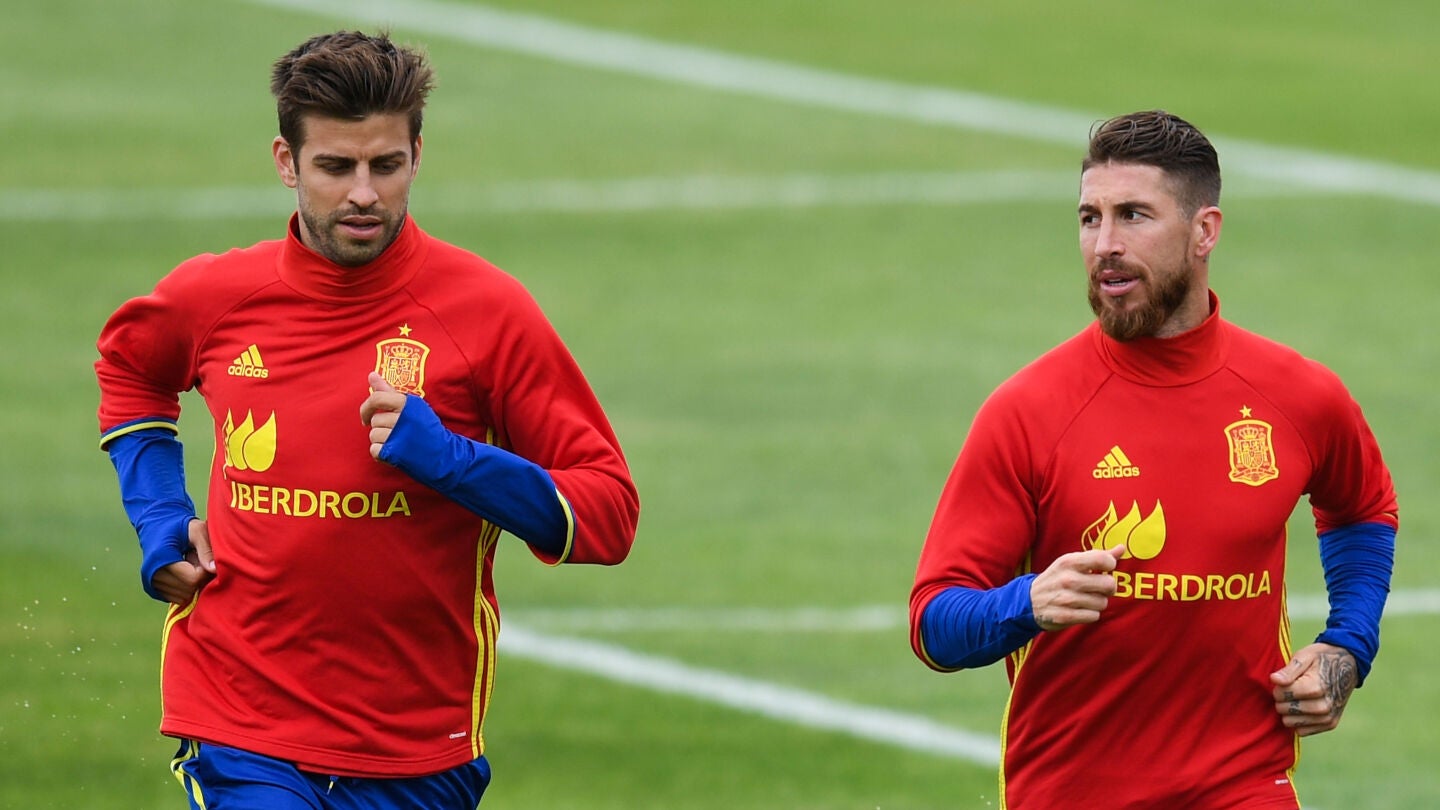 Sergio Ramos y Piqu&eacute; en un entrenamiento de la 'Roja'