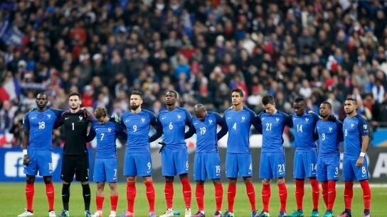Los jugadores de Francia en el minuto de silencio