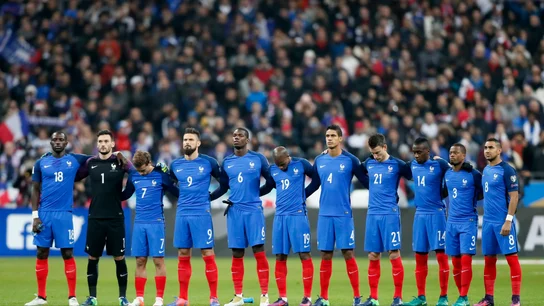 Los jugadores de Francia en el minuto de silencio Los jugadores de Francia en el minuto de silencio