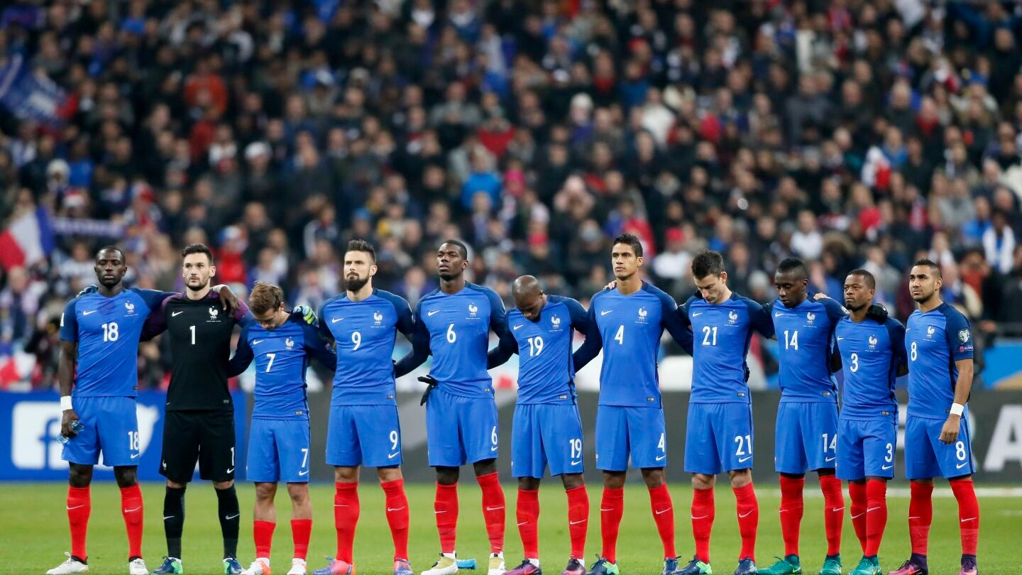 Los jugadores de Francia en el minuto de silencio