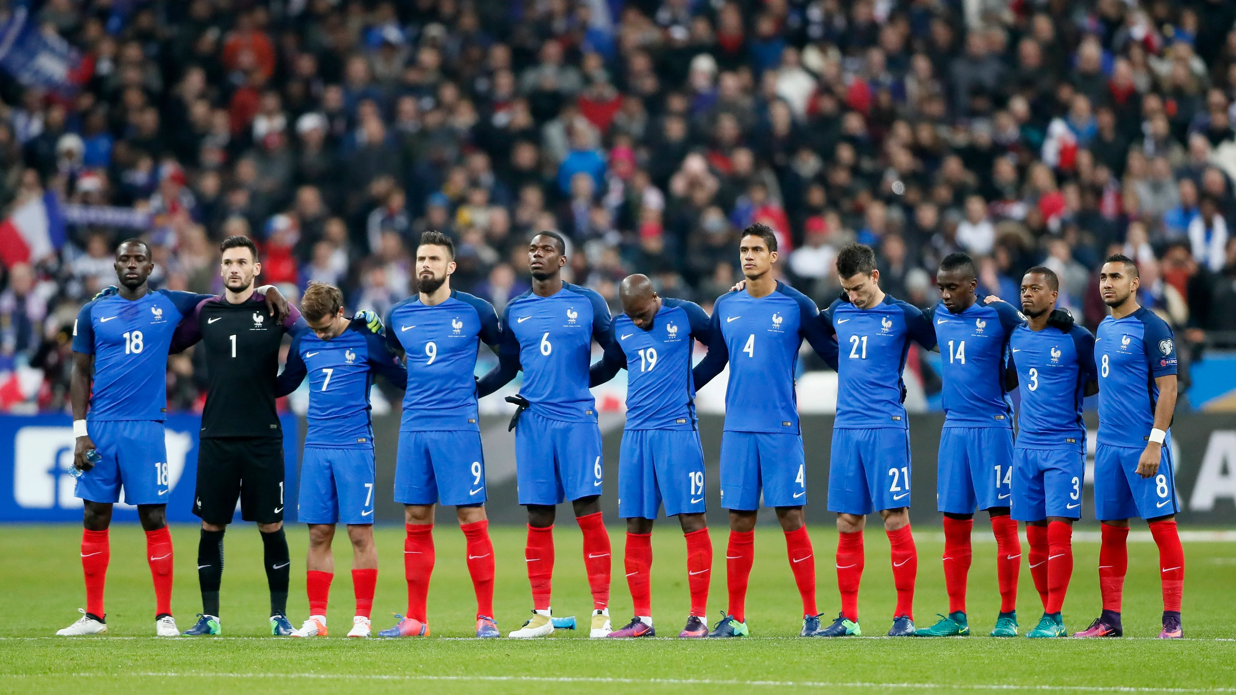 Los jugadores de Francia en el minuto de silencio