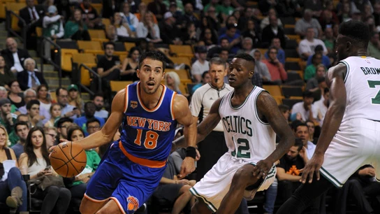 Sasha Vujacic controlando la bola frente a Terry Frozier Sasha Vujacic controlando la bola frente a Terry Frozier