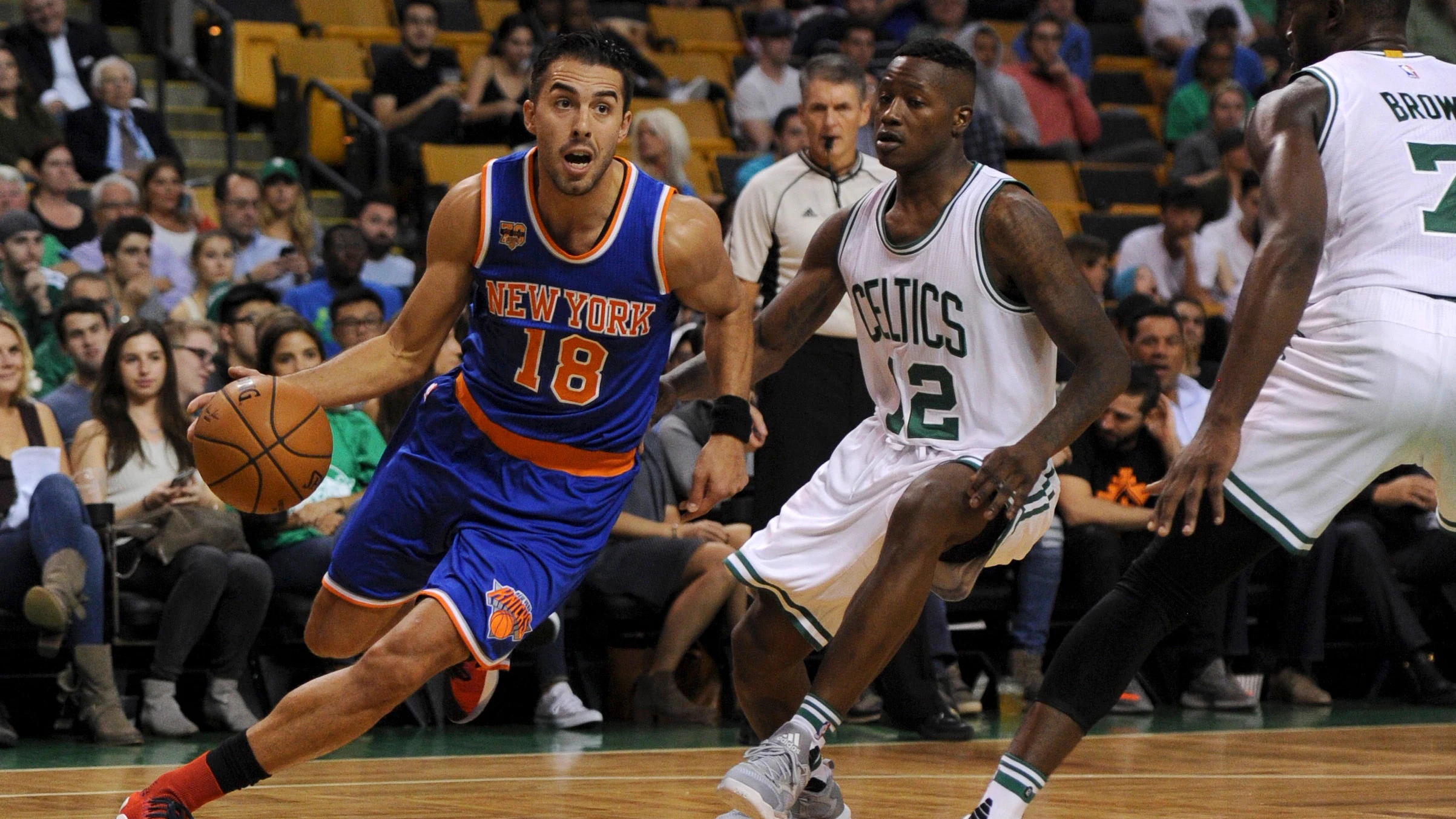  Sasha Vujacic controlando la bola frente a Terry Frozier