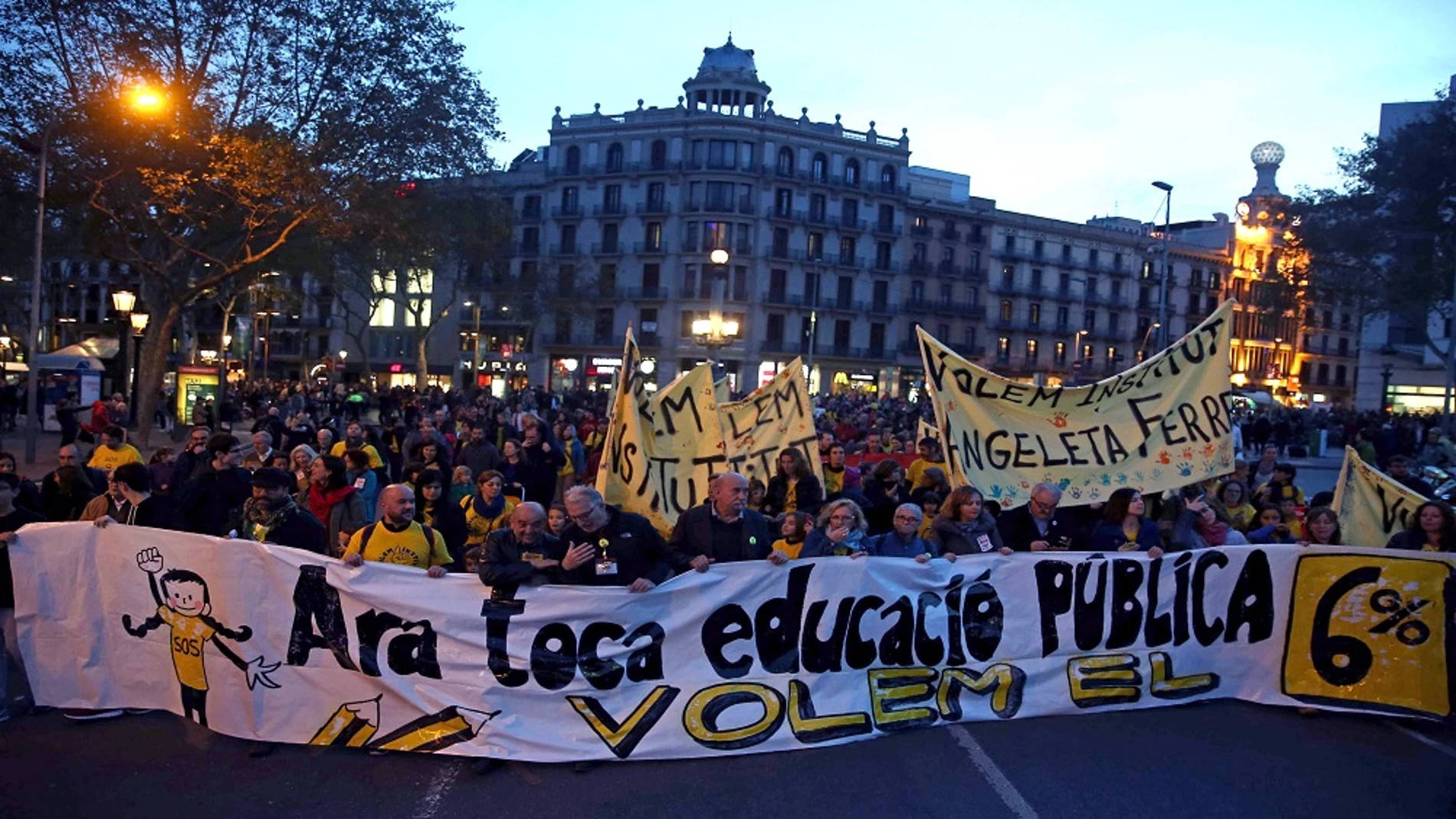 Manifestación en Barcelona para solicitar un aumento de la inversión en educación
