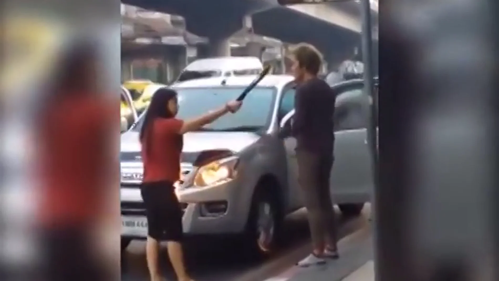 Frame 57.86793 de: Una enfadada mujer obliga con un machete a su embriagado marido a subir al coche por salir de fiesta