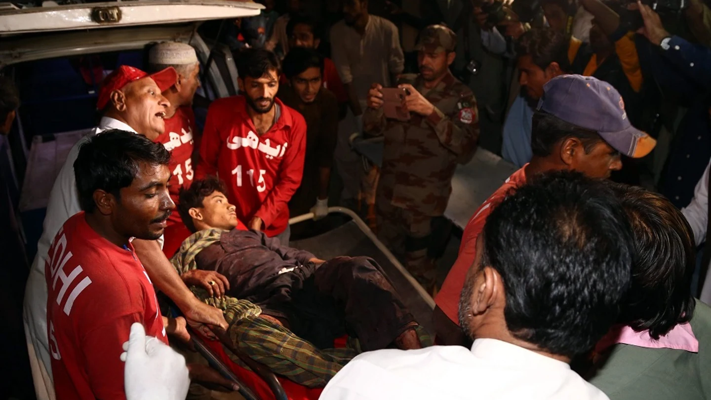 Los médicos llevan a un hombre herido en la explosión de una bomba a un hospital en Hub, Pakistán Los médicos llevan a un hombre herido en la explosión de una bomba a un hospital en Hub, Pakistán