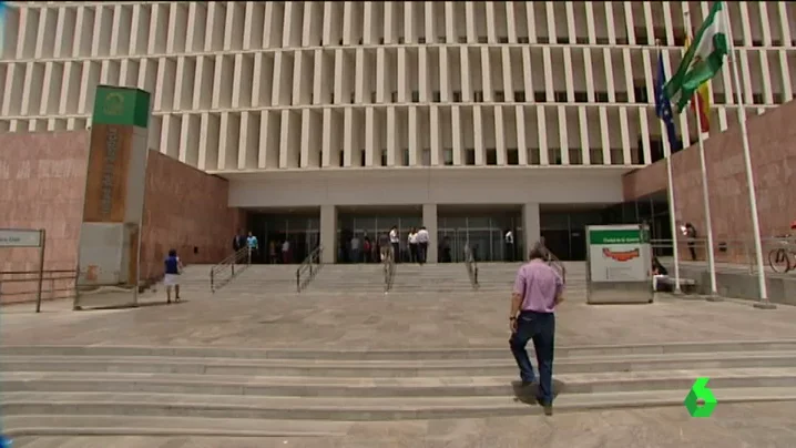 Frame 0.0 de: Pasan a disposición judicial los padres de la bebé fallecida en Málaga por presuntos malos tratos