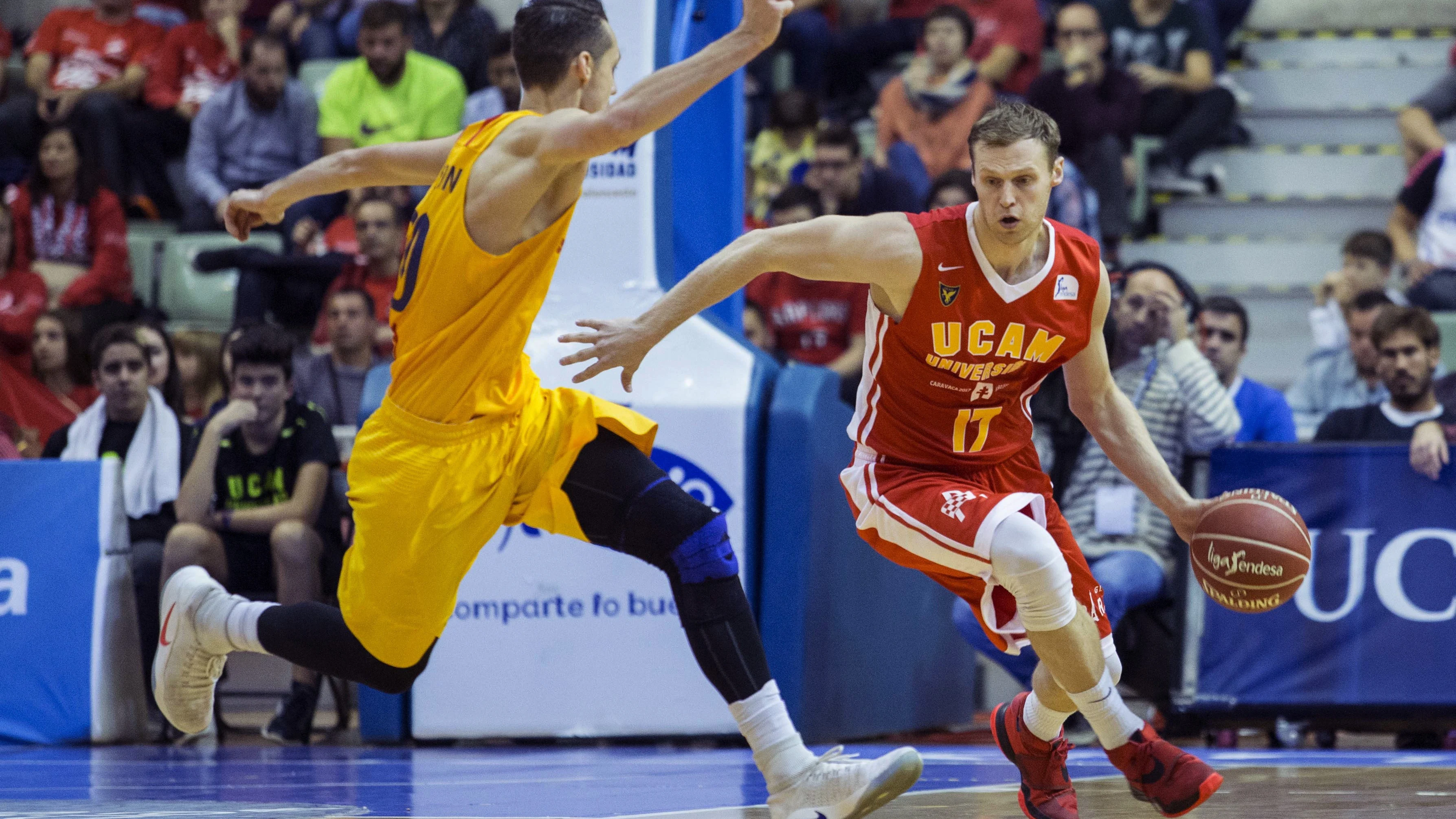 Martynas Pocius controlando la bola