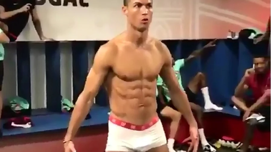 Cristiano posando en calzoncillos para el Mannequin Challenge Cristiano posando en calzoncillos para el Mannequin Challenge