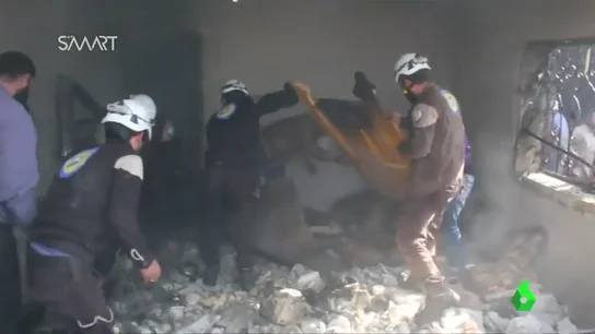 Frame 3.605257 de: Rescatan a una niña atrapada entre los escombros de su casa tras un bombardeo aéreo en Siria Frame 3.605257 de: Rescatan a una niña atrapada entre los escombros de su casa tras un bombardeo aéreo en Siria