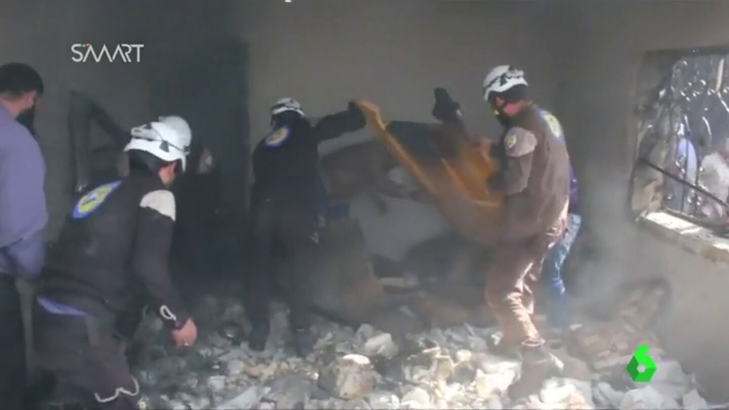 Frame 3.605257 de: Rescatan a una ni&ntilde;a atrapada entre los escombros de su casa tras un bombardeo a&eacute;reo en Siria