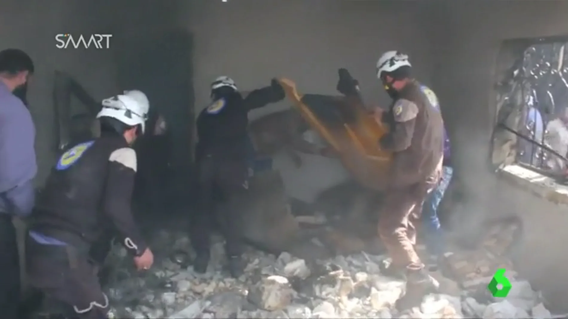 Frame 3.605257 de: Rescatan a una niña atrapada entre los escombros de su  casa tras un bombardeo aéreo en Siria