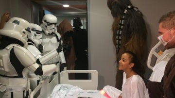 Niños del Hospital de Son Espases recibiendo la visita de los soldados de Star Wars