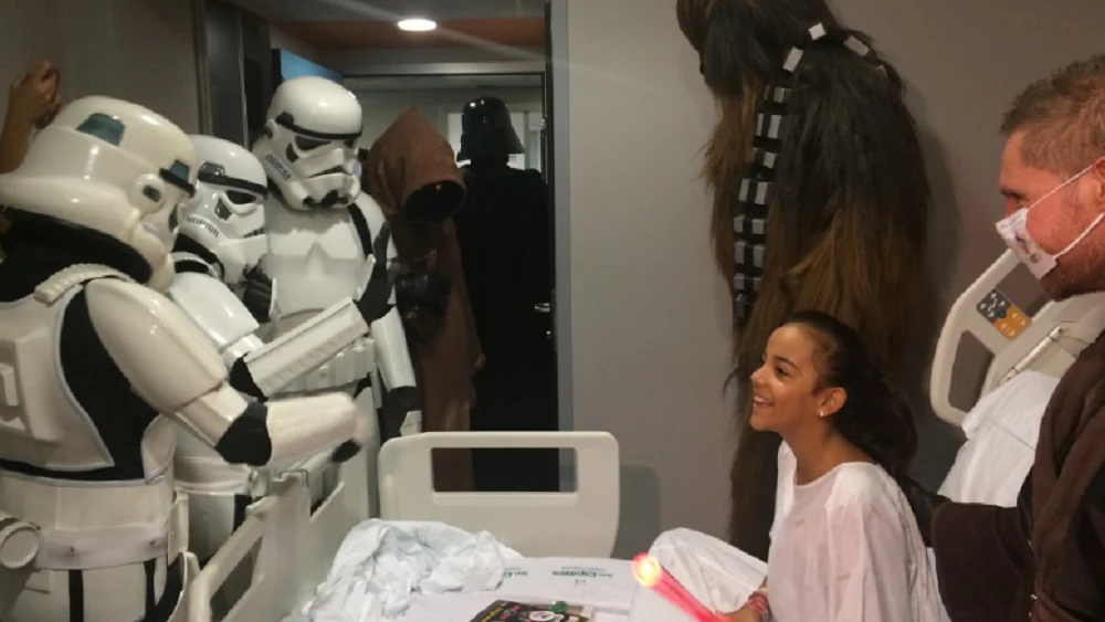 Niños del Hospital de Son Espases recibiendo la visita de los soldados de Star Wars