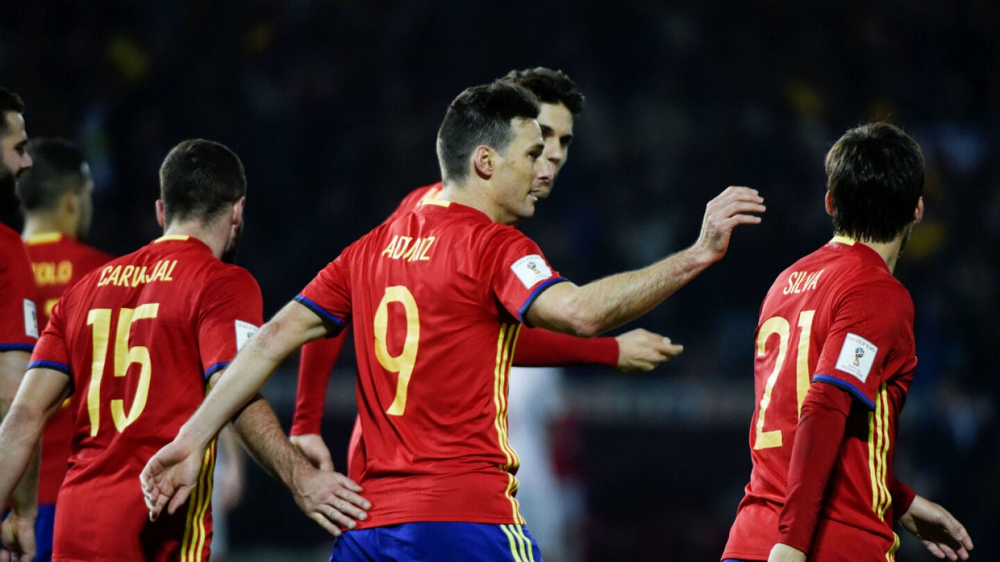 Aritz Aduriz celebra un gol con Espa&ntilde;a