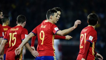 Aritz Aduriz celebra un gol con España