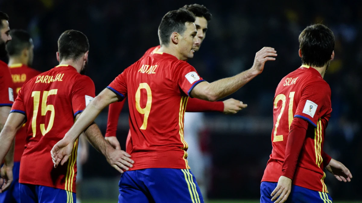 Aritz Aduriz celebra un gol con España