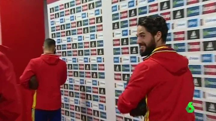 Frame 28.568351 de: Vitolo, ídolo de la selección. Isco descubre a Lucas Vázquez