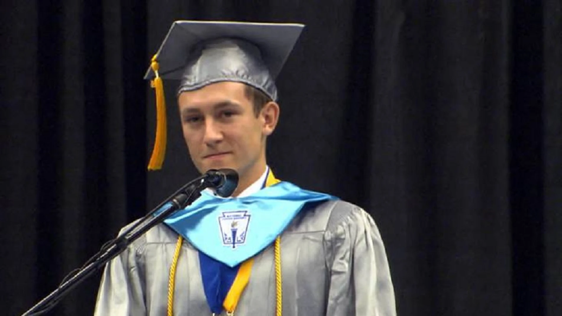 Griffin Furlong en el momento de su graduación Griffin Furlong en el momento de su graduación