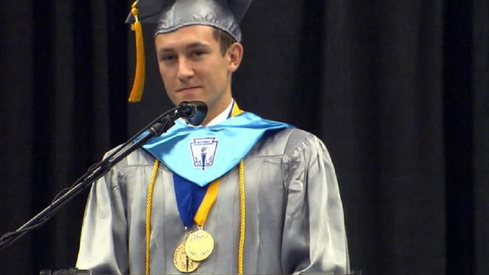 Griffin Furlong en el momento de su graduaci&oacute;n