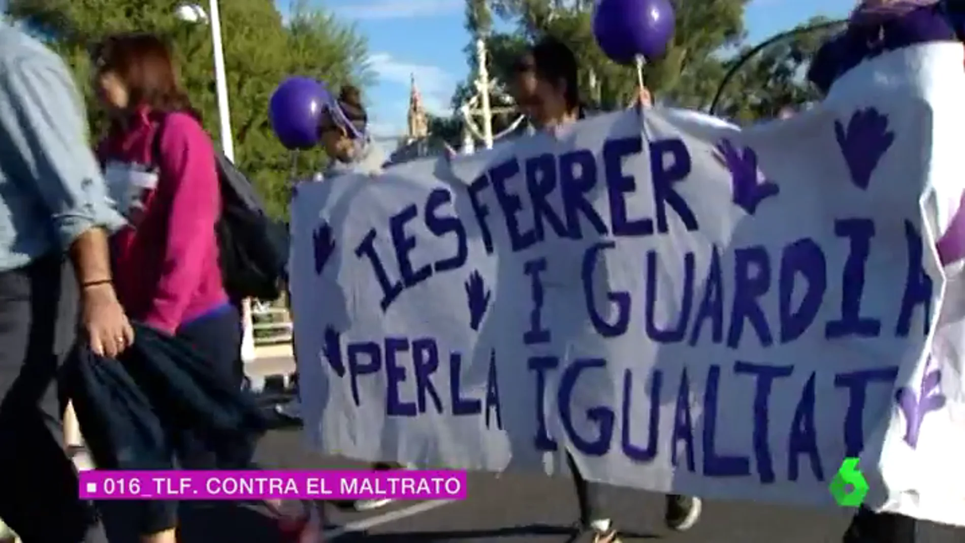 Frame 21.044444 de: Centenares de personas participan en la primera marcha contra la violencia machista en Valencia
