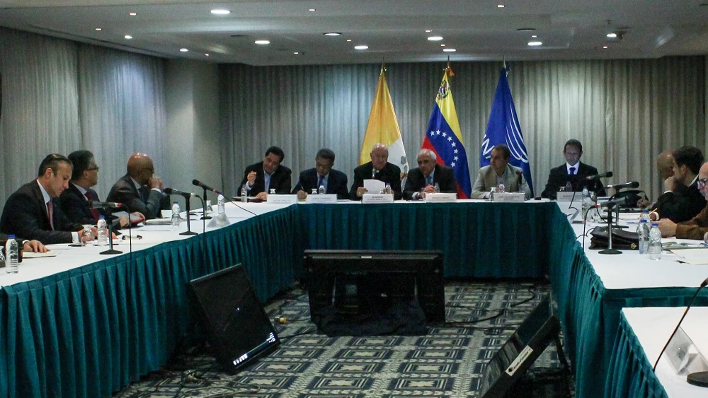 Vista general de representantes de Gobierno de Venezuela y la oposición, con mediadores del Vaticano y Unasur en Caracas Vista general de representantes de Gobierno de Venezuela y la oposición, con mediadores del Vaticano y Unasur en Caracas