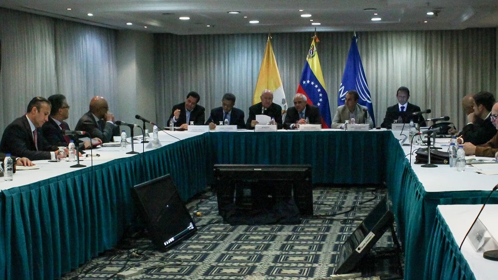 Vista general de representantes de Gobierno de Venezuela y la oposición, con mediadores del Vaticano y Unasur en Caracas