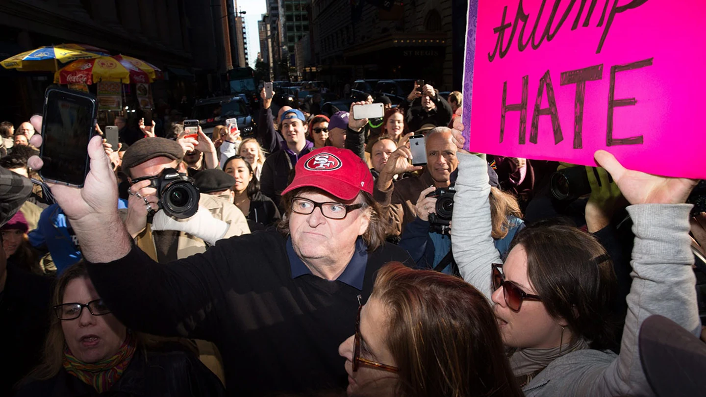 Michael Moore antes de entrar en la Trump Tower Michael Moore antes de entrar en la Trump Tower