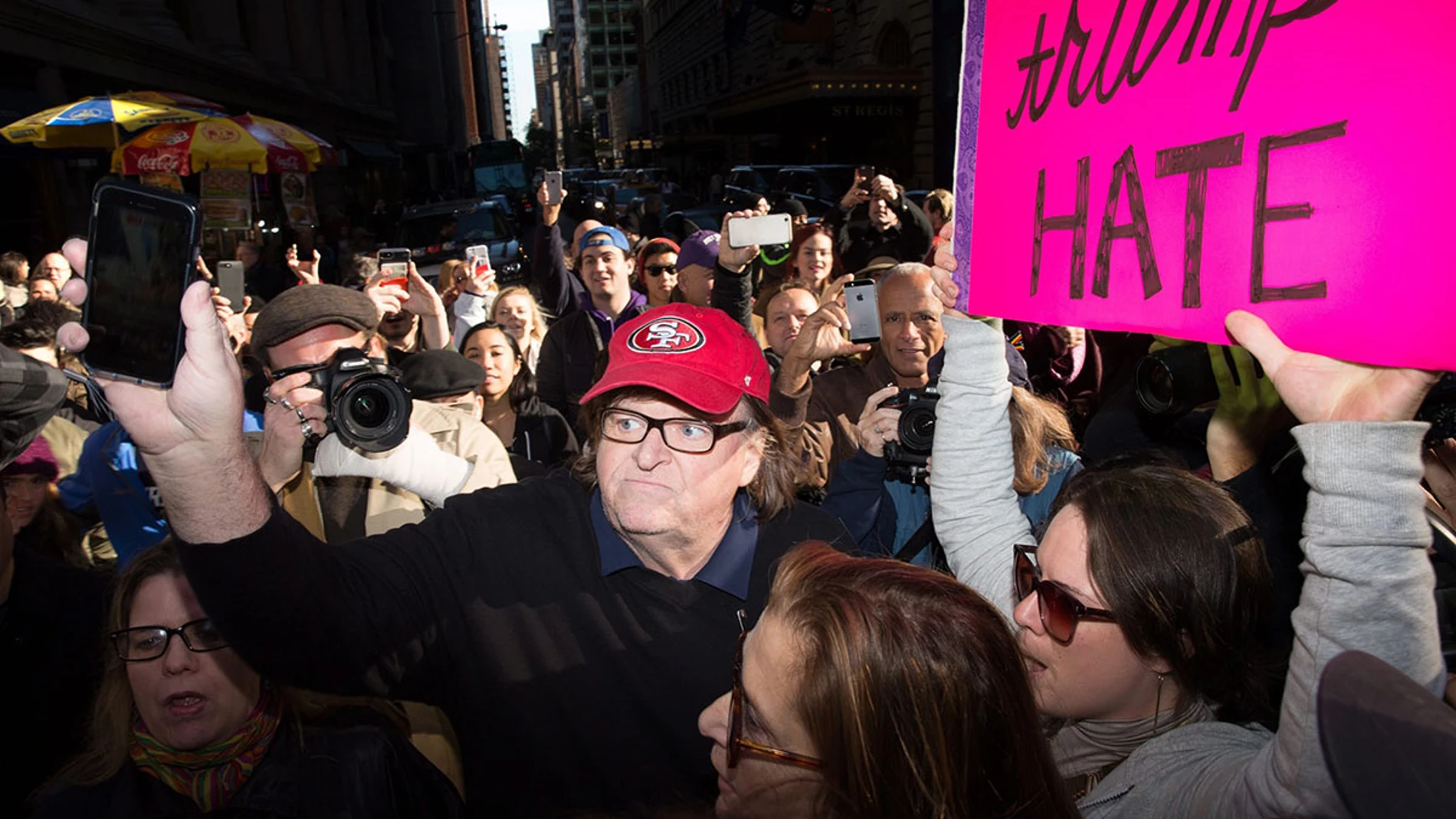 Michael Moore antes de entrar en la Trump Tower