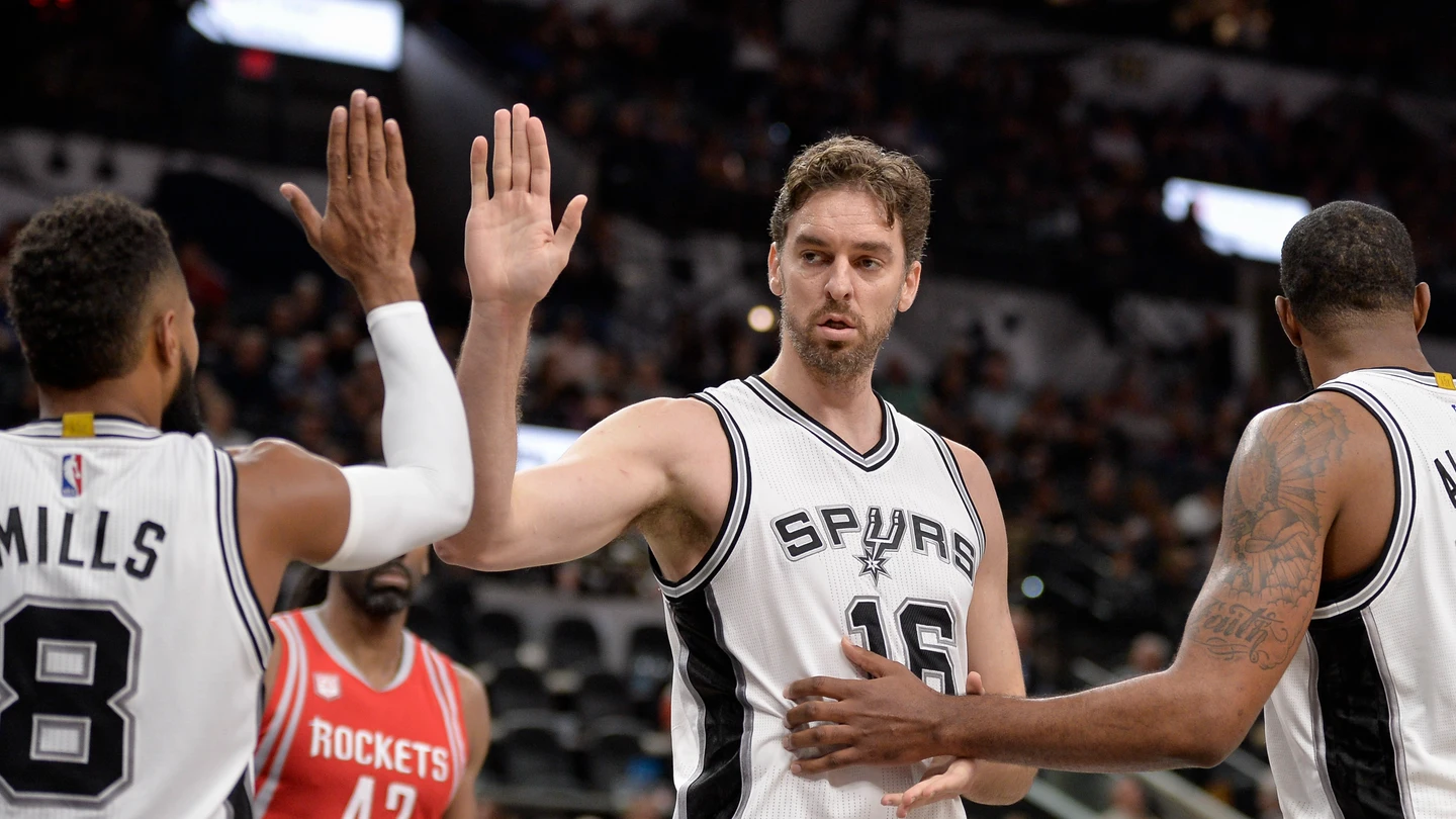 Pau Gasol celebra una canasta junto a sus compañeros Pau Gasol celebra una canasta junto a sus compañeros
