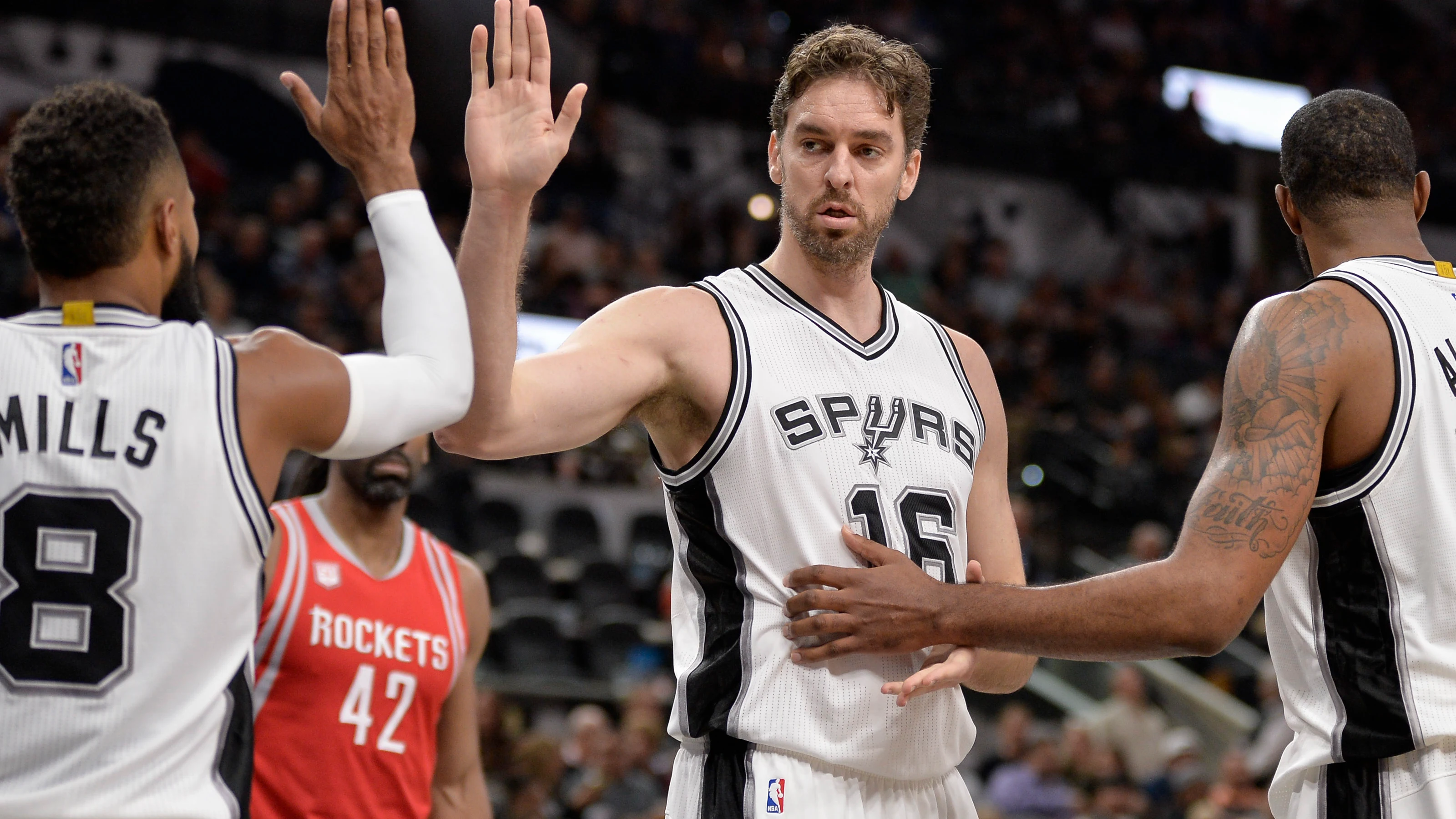 Pau Gasol celebra una canasta junto a sus compañeros