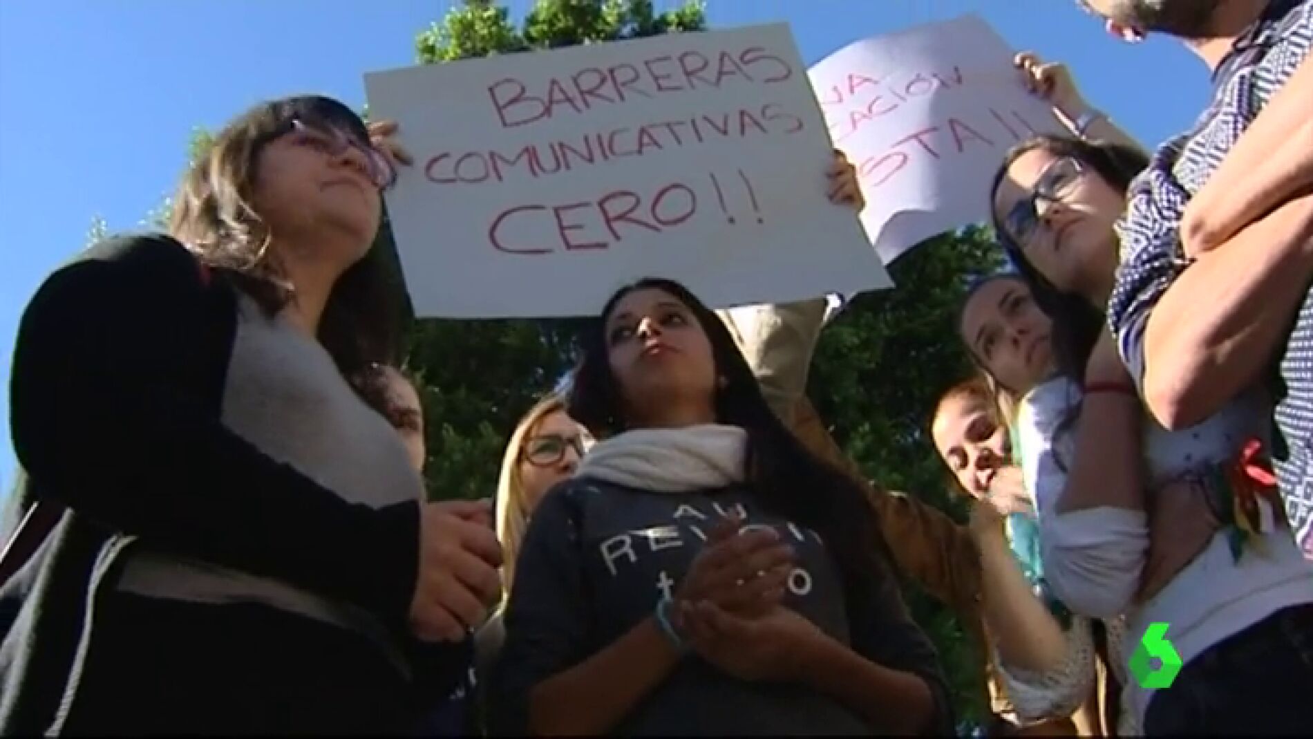 Frame 66.66518 de: CHICA SORDA