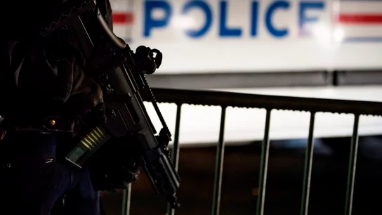 Imagen de archivo de un policía armado en Francia Policía armado en Francia