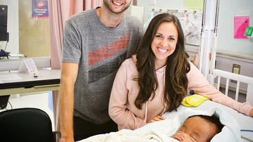 Sarah Conque y su pareja junto a Nika en el hospital
